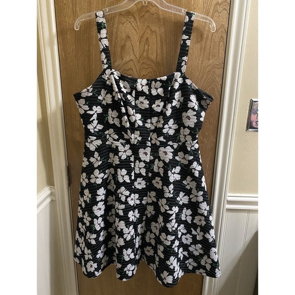 torrid Dresses & Skirts - Torrid Women's Fit & Flared Textured Floral Skater Dress Size 16 Black Peplum